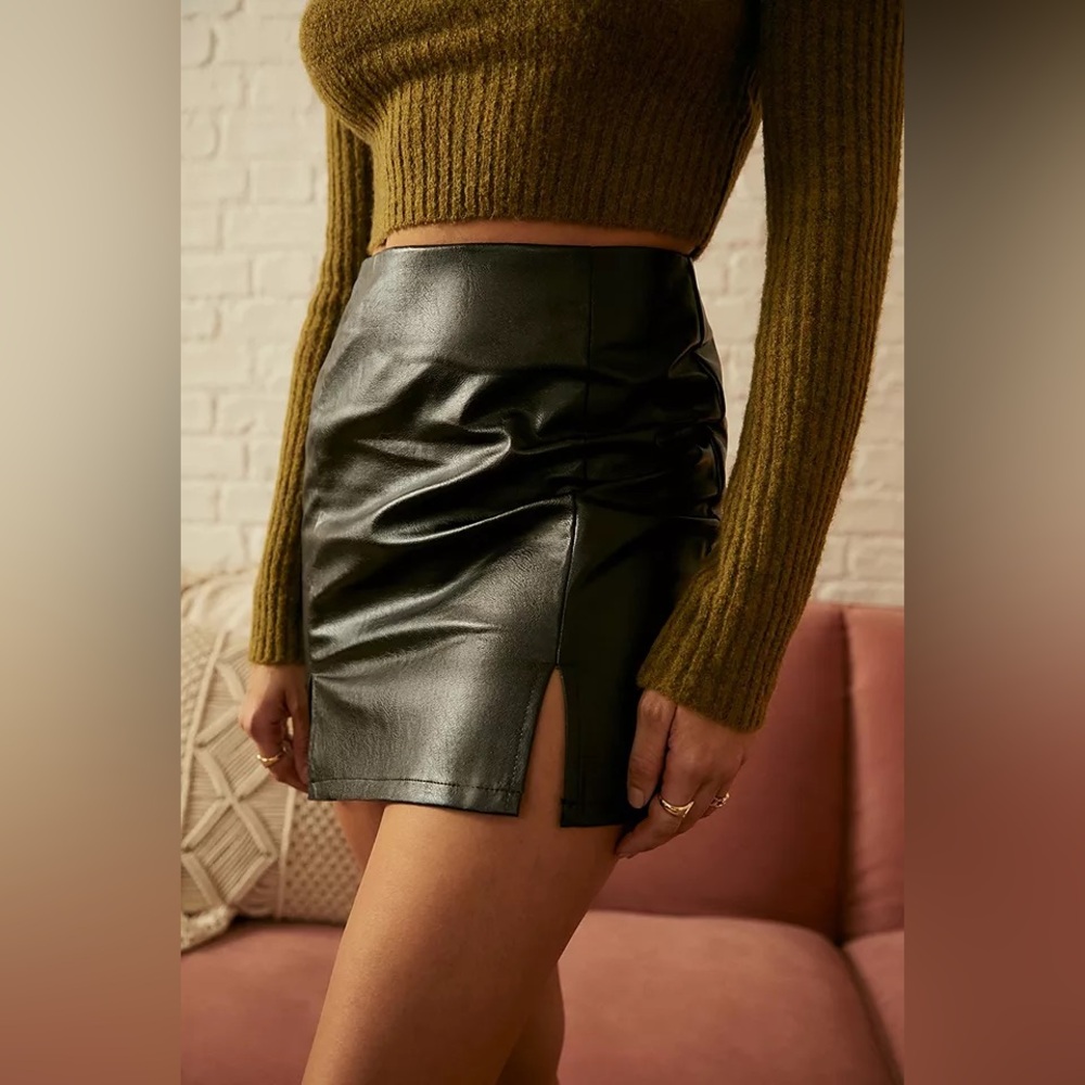 Daisy Street Women's Faux Leather Mini Skirt Regular Fit Black Size Medium